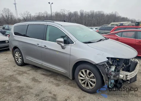 2017 Chrysler Pacifica Touring L из США, поврежденный, VIN 2C4RC1BG8HR505798